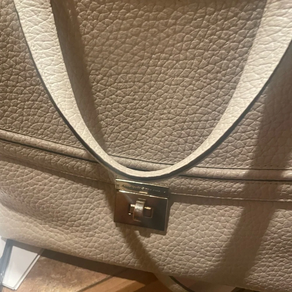 Kate spade Elegant off White Leather Handbag with cream color signature lining. - Picture 4 of 9